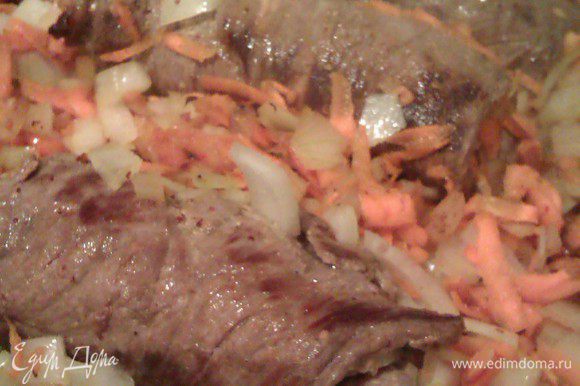 Морковь и оставшийся лук добавляем к мясу и слегка обжариваем.