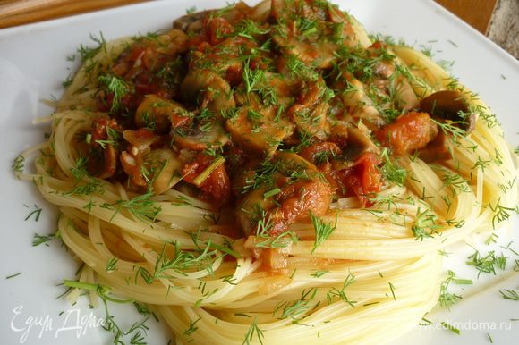 Подавайте со спагетти и посыпьте петрушкой или укропом.