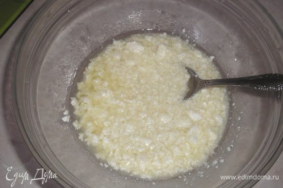Для начала в миске размешиваем сахар, творог, ванильный сахар, разрыхлитель, растительное масло и молоко.