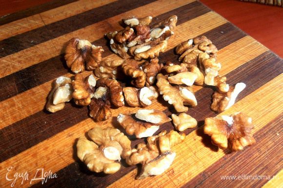 Грецкие орехи пустим под блендер в основную массу или покрошим ножом,чтобы чувствовались кусочки!