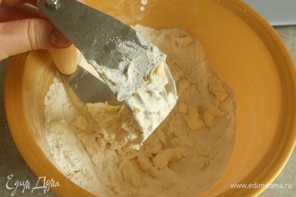 В большой миске смешайте просеянную муку, сахар, соль, пекарский порошок. Добавьте нарезанное масло и порубите все в крошку блендером или ножом.