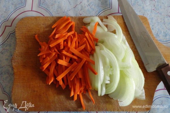 Нарезать лук полукольцами, морковь соломкой.