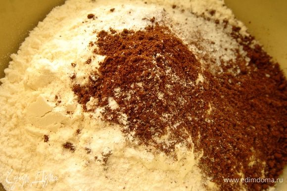 Сухие ингредиенты (муку,соль,соду и растворимый кофе) объединить в отдельной миске.
