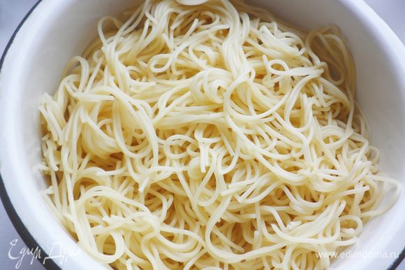 Спагетти отварить до полуготовности.