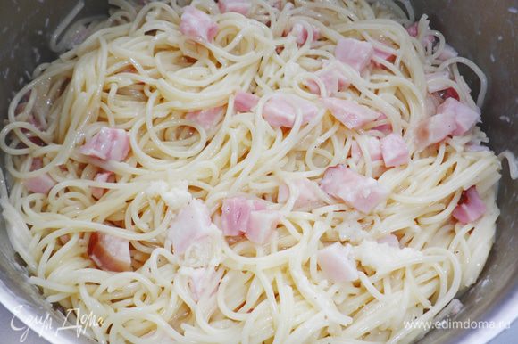 Полученный соус аккуратно влить в спагетти, добавить бекон и все хорошо перемешать.