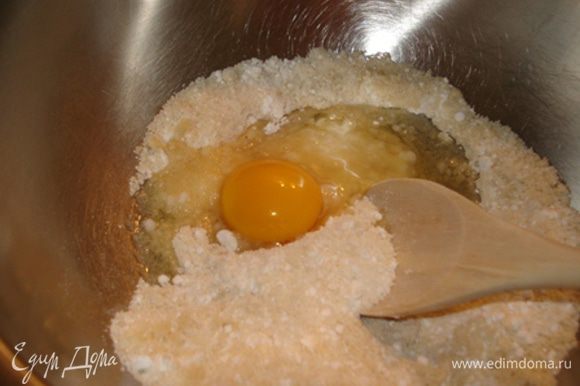 Бисквит: Сливочное масло растопить,дать остыть. Миндальную муку соединить с сах. пудрой, добавить 1 яйцо, перемешать до однородной массы.
