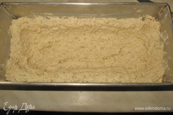 В смазанную маслом форму выложить рисовую смесь и облепить края и донышко, по высоте тесто должно быть меньше, чем соцветия капусты.