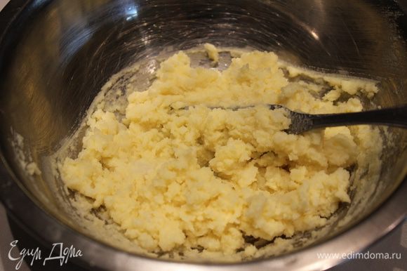 Отварной картофель размять вилкой, добавить мягкое масло, 1 яйцо, соль и перец. Все тщательно перемешать и немного взбить