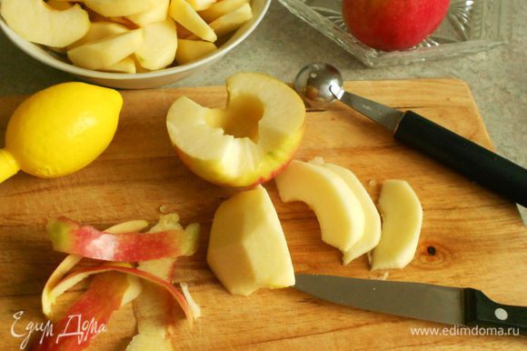 Яблоки помыть, очистить от сердцевины и кожуры, нарезать крупными дольками. Сложить их в миску и полить лимонным соком, чтобы не потемнели.
