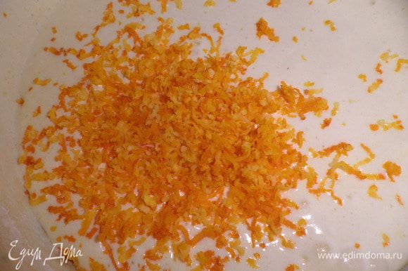 Тыкву нарезать на кусочки и отварить и пюрировать блендером. Яйца взбить с сахаром при помощи миксера. К ним добавить просеянную муку и цедру 1/2 апельсина.