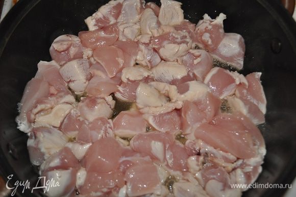Куриные грудки помойте, обсушите и нарежьте небольшими кусочками. Разогрейте в сковороде 2 ст. л. оливкового масла, положите кусочки курицы.