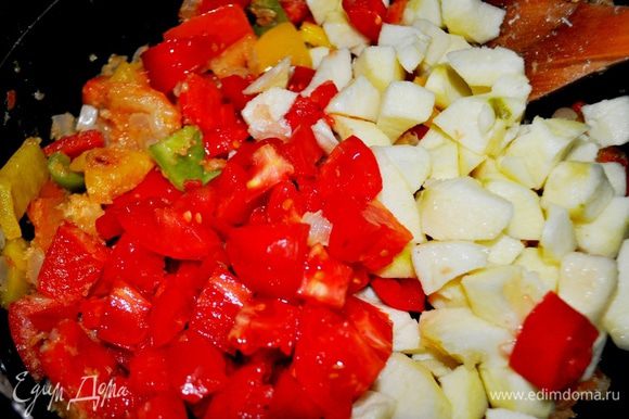 Предварительно помойте помидоры и яблоки, нарежьте дольками, добавьте к овощам и обжаривайте все вместе еще 5 минут.