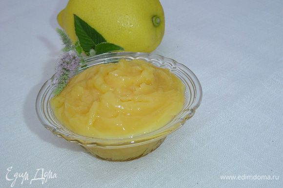 Пока профитроли остывают готовим крем. Как приготовить лимонный крем я подробно рассказывала здесь - http://www.edimdoma.ru/retsepty/45231-limonnyy-krem-lemon-curd, но я решила сделать на основе этого крема более воздушный и нежный крем. А сейчас повторюсь как приготовить лимонный крем. Цедру соединяем с сахаром, перемешиваем. Из лимонов выдавливаем сок и добавляем к цедре, еще раз перемешиваем. Яйца взбиваем вилкой до образования пены, добавляем к полученной массе, перемешиваем и даем настояться полчаса, чтобы цедра отдала свой аромат. Затем тщательно процеживаем для удаления цедры и недоразмешанного белка, иначе при тепловой обработке в креме могут появиться белые хлопья. В процеженную массу добавляем масло и варим на медленном огне 10-15 минут до загустения, постоянно помешивая.Даем крему остыть.