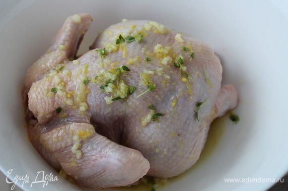 Натереть маринадом цыпленка изнутри и снаружи. Оставить мариноваться на 1,5-2 часа.