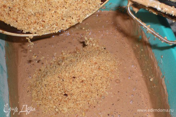 Смешать сухие ингредиенты: 5 г сахара, какао и просеянную муку вместе. Соединить все ингредиенты и добавить измельченный фундук.
