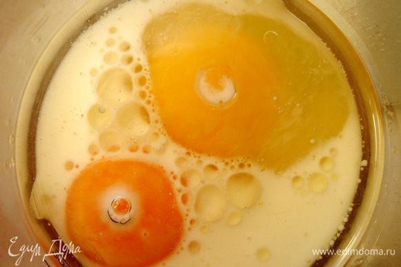 В миске взбить яйца,желтки и весь сахар до увеличения объёма вдвое. Затем влить в яичную смесь оливковое масло и сливки и хорошо всё перемешать.