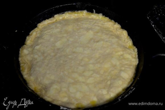 Наше тесто кругом выложим поверх готовых теплых яблок. Концы должны быть по кольцу сковороды внутрь. Поставим в духовку на 25 мин. или пока тесто не станет золотистого цвета. Готовому тарту дадим отдохнуть 10 мин.
