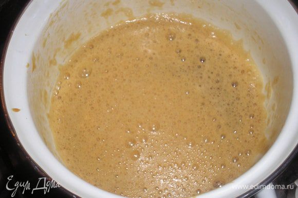 Для кастрюльку с толстым дном кладем мед и соду и непрерывно помешивая доводим смесь до коричневого цвета.