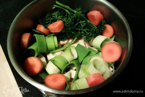 Крупно нарезаем овощи и петрушку, выкладываем в небольшую кастрюльку.
