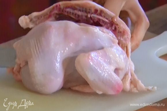 Тушки цыплят разрезать вдоль по хребту пополам, выложить в глубокую посуду.