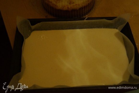 Противень застелить бумагой для выпечки, вылить на него тесто и поставить в разогретую, до 160 градусов, духовку и выпекать 45-50 минут.