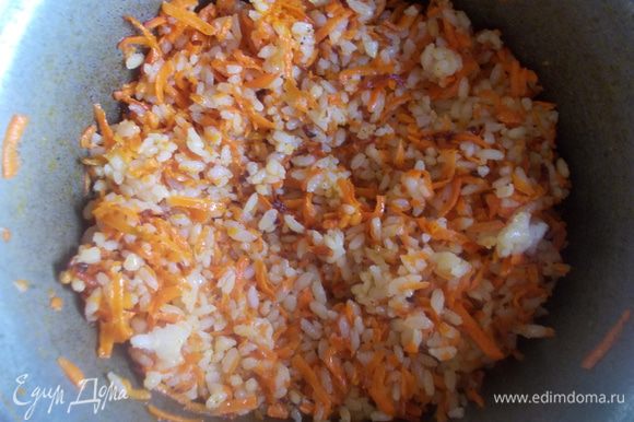 Морковь очистить и потереть на тёрке. Обжарить на масле до золотистого цвета. Рис сварить почти до готовности и смешать с морковью, посолить и поперчить.