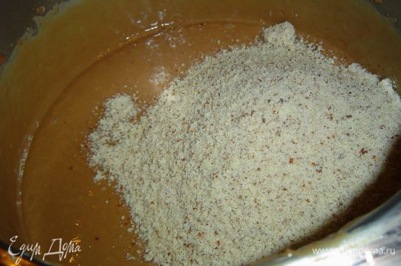 Размягченное сливочное масло взбиваем до бела, а затем постепенно добавляем крем, не прекращая взбивать, в конце добавляем пралине и хорошо перемешиваем.