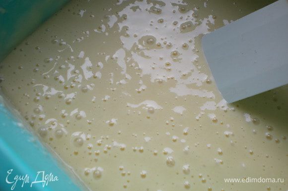 Смазать форму маслом или выстелить бумагу для выпечки и выпекать в предварительно разогретой до 180 * духовке 30-35 минут.