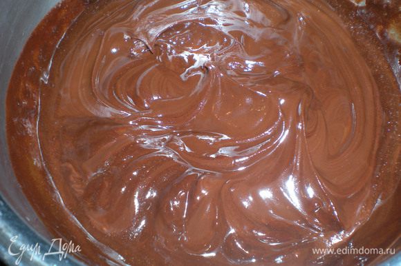 Глазурь: Растопить шоколад с 2-мя ложками сливочного масла.