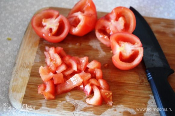Ошпарить помидоры и снять кожицу. Удалить семена и нарезать кубиками.