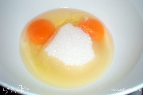 Тесто: Взбить яйца с сахаром.