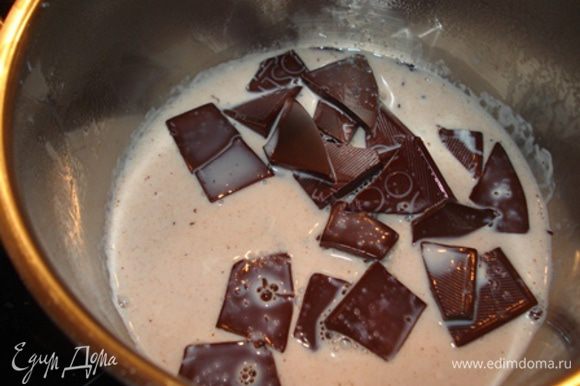 Молоко довести до кипения, снять с огня. Добавить шоколад, перемешать, чтобы шоколад полностью растаял.