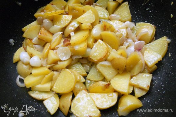 Присоединить картофель (кожуру можно не счищать), порезанный не очень крупно. Готовить еще минут 10 (должен начать немного размягчаться).