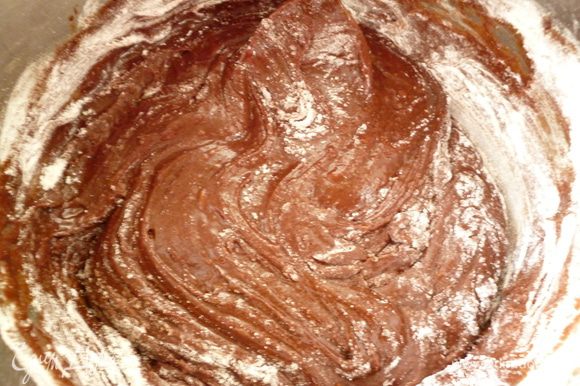 Муку перемешать с разрыхлителем и ванилином и понемногу добавляя вмешать в шоколадную массу.