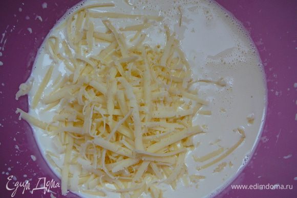Яйца взбить со сливками, добавить сыр. Залить пирог и отправить в разогретую духовку.