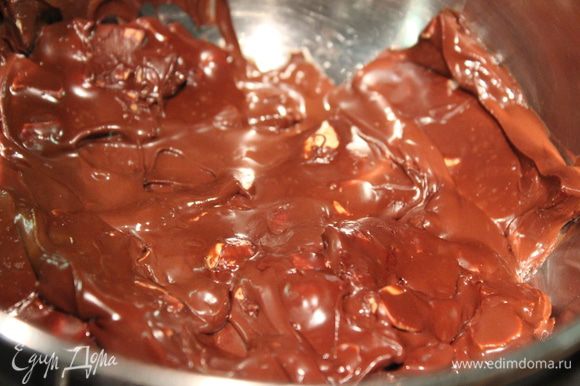 Шоколад с орехами растопить на водяной бане.