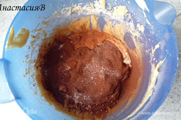 Тесто разделить на 2 половины. В одну добавить просеянный какао-порошок и 3-4 ст.л. молока и перемешать.