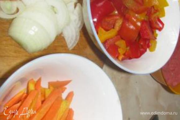 режем овощи: лук, морковь соломкой, перец квадратиками 2х2 примерно. Добавляем к мясу лук, затем морковь, слегка обжариваем.