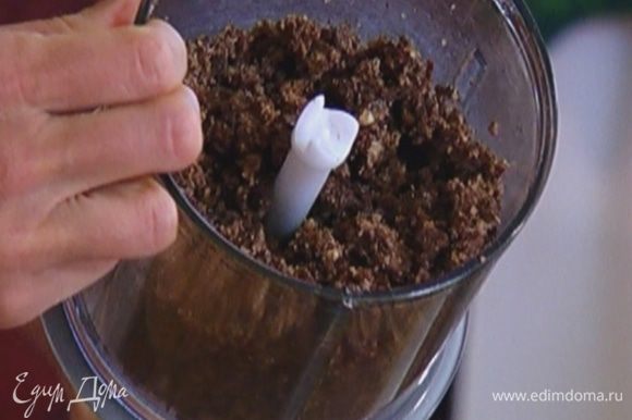 Хлебную крошку соединить с оставшимся сахаром и сливочным маслом, всыпать 1 1/2 ст. ложки шоколадной крошки и еще немного взбить в блендере.
