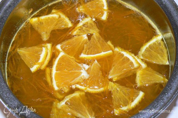 В это время приготовим сироп: С двух апельсинов снимаем цедру. Нарезать один апельсин тонкими дольками. Выдавить сок – должно выйти около 250 мл. В кастрюлю с толстым дном выливаем сок, добавляем сахар и цедру. Ставим на очень медленный огонь и варим 30 - 40 мин. до загустения (капля сиропа не должна растекаться).