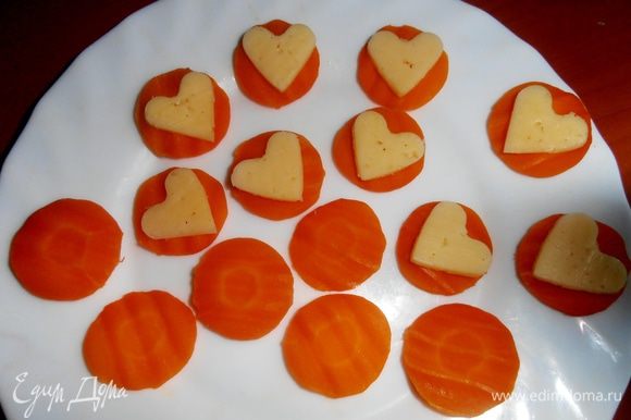У меня остались кружки отварной моркови от предыдущего рецепта-салата...,кладём на них сырные сердечки...