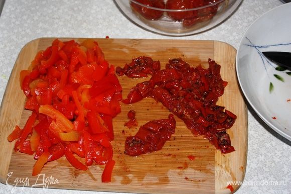 Готовим начинку. Очищенные перцы и вяленые томаты нарезать соломкой.
