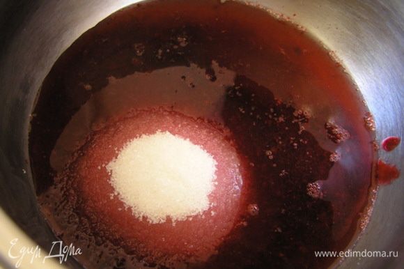 Смородиновое пюре (это измельченная свежая смородина, протертая через сито) смешать с водой и сахаром