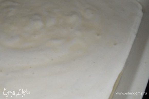 Кладем тесто в смазанную форму (противень) и выпекаем при т. 180 градусов до готовности, достать из формы, как остынет, разрезать надвое.