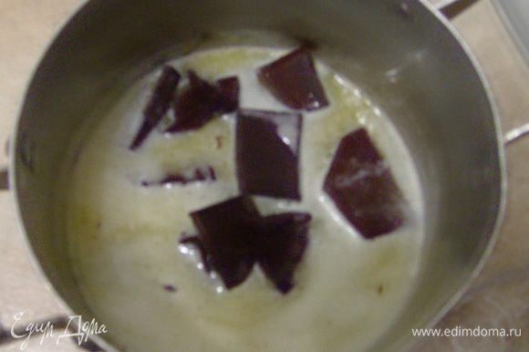 Шоколад разломать на кусочки. Масло разогреть почти до кипения. Вылить горячее масло в шоколад и взбить, пока масса не охладится до температуры тела.