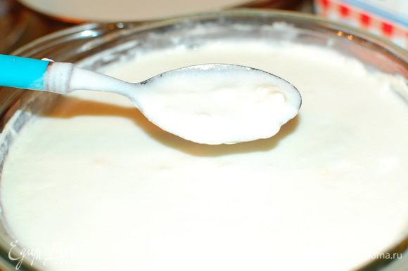 2 литра молока в стеклянной или эмалированной посуде смешиваем со сметаной и кефиром. Оставляем на сутки. Если в помещении тепло, то времени понадобится меньше 12-16 часов. Проверяем, если наше молоко превратилось в густой кефир, значит - готово.