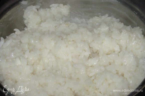 Отварить рис и промыть под холодной водой. Добавить 2 ст.л. оливкового масла, перемешать.