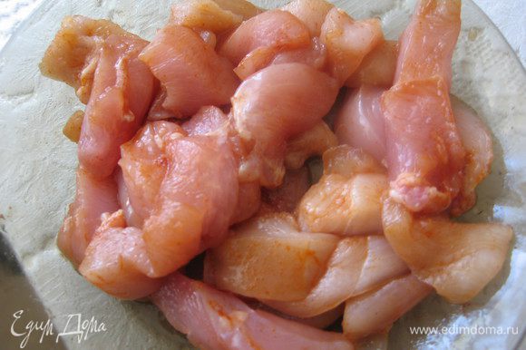 Куриное филе нарезать продолговатыми кусочками и положить в маринад на 1-2 часа.