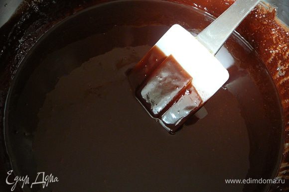 На водяной бане растопить шоколад в сливках, добавить ликер. Охладить.