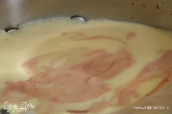 Растопленный шоколад перелить в большую кастрюлю, ввести взбитые яйца и перемешать лопаткой, затем слегка взбить миксером на небольшой скорости.